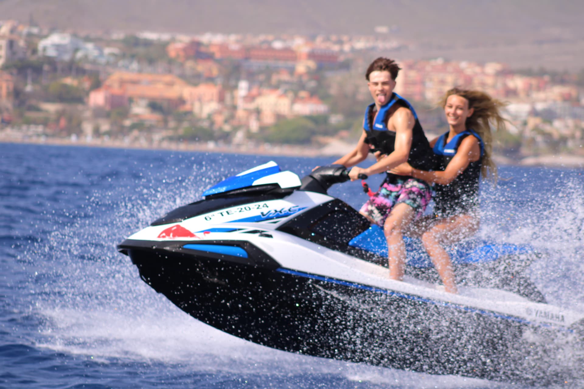 Pareja riendo a toda velocidad en jet ski, Tenerife