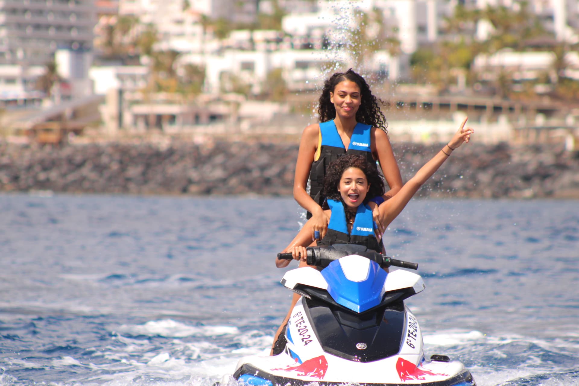 Dos amigas disfrutando del jet ski en Tenerife